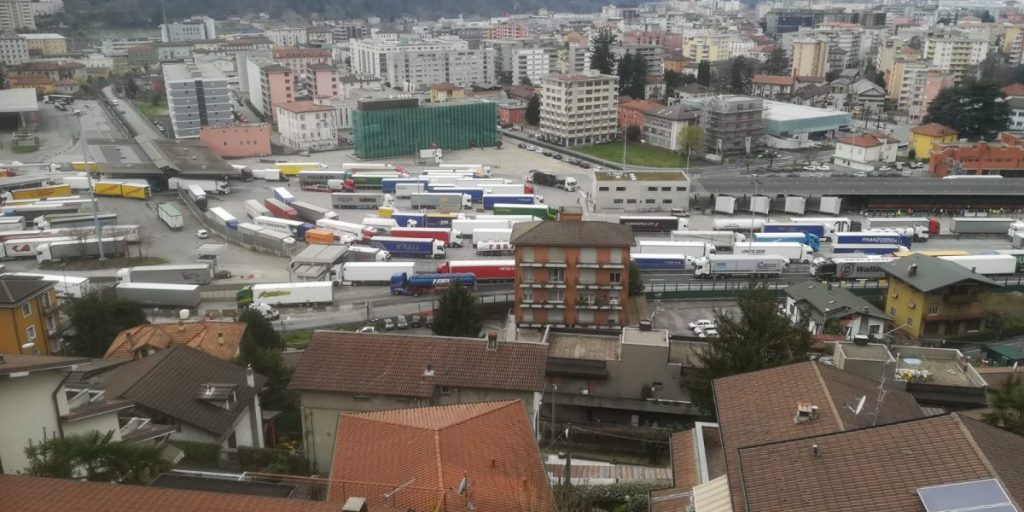 Controlli in dogana a Brogeda, camionisti bloccati per ore in fila per misurare la febbre