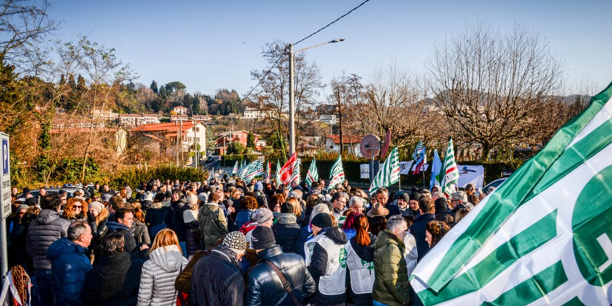 Crisi Canepa, mercoledì doppio vertice in Regione. Centinaia di dipendenti fuori dai cancelli dell’azienda