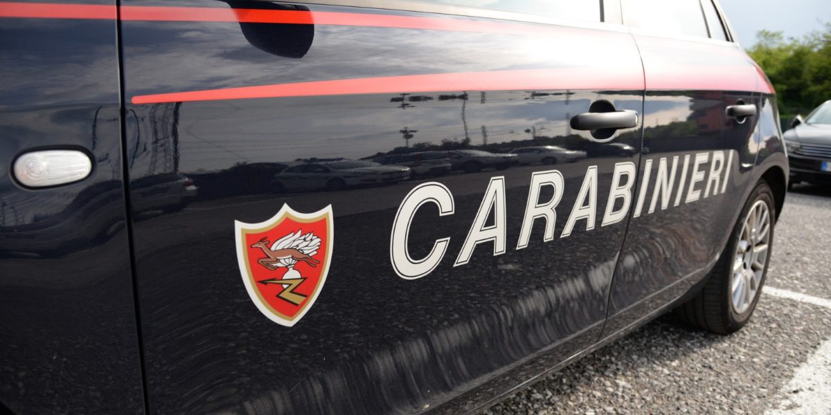 Rubavano dalle auto dei turisti: denunciati