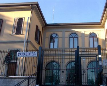 Albate nel mirino dei ladri, centinaia in piazza per la raccolta firme
