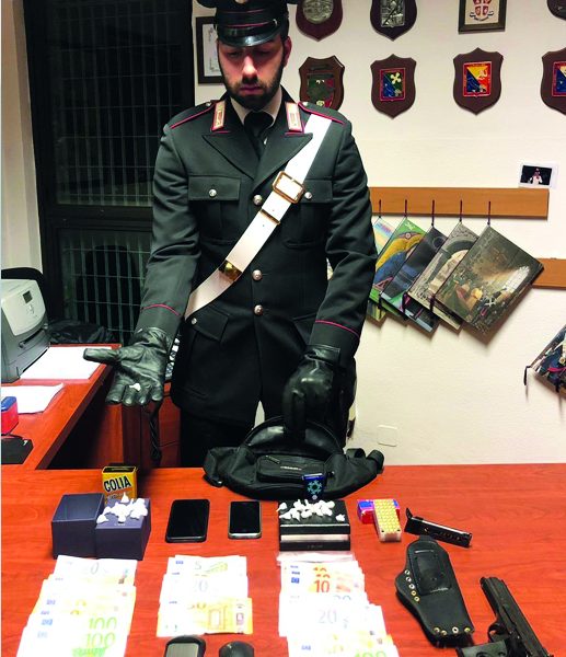 Blitz a Bregnano: sequestrata una pistola calibro 22 e della cocaina