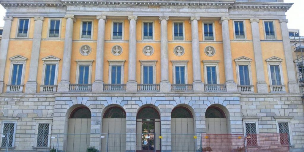 Lavori ultimati: la facciata di Villa Olmo di nuovo libera dalle impalcature