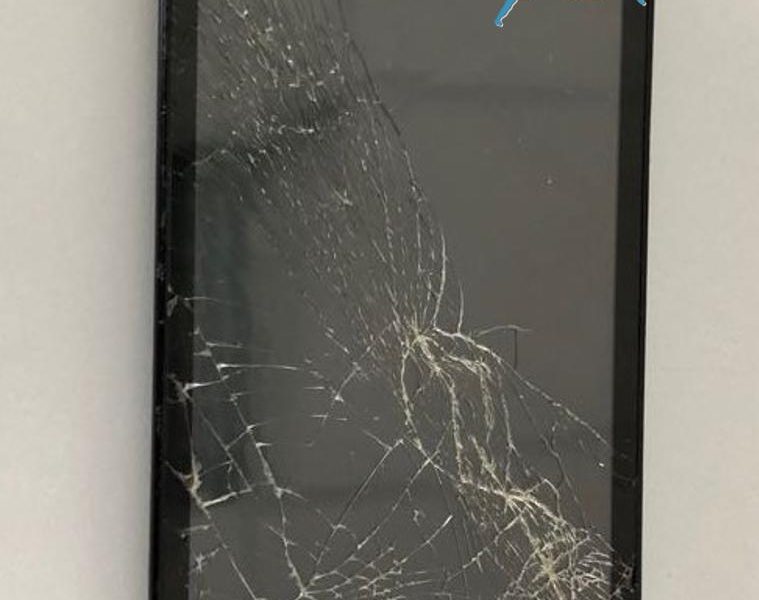 Como, una denuncia per la truffa dello specchietto e cellulare rotto