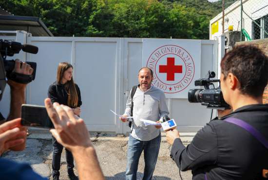 Blitz del consigliere di “+Europa” in via Regina. Usuelli: «I numeri  non sono quelli dell’invasione. Struttura efficiente»