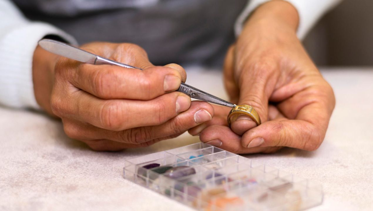 Compro oro: esperto analizza anello