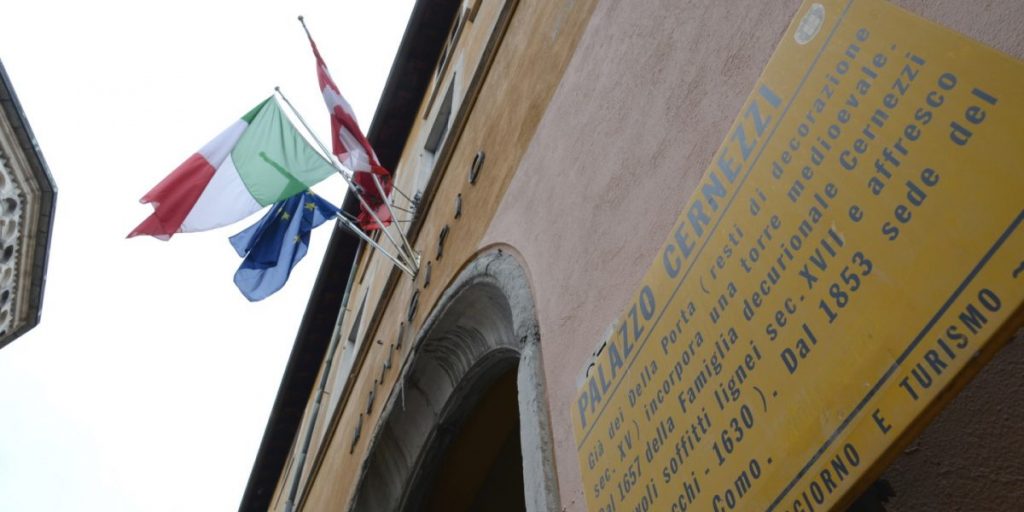 La passeggiata Lino Gelpi non è più al buio, sostituite le lampade