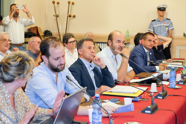 La sinistra a Como affonda il colpo contro la strana alleanza Lega-Rapinese