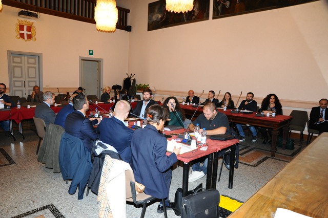 Como, stasera un consiglio comunale che si annuncia bollente. Le minoranze: «Sindaco non all’altezza»