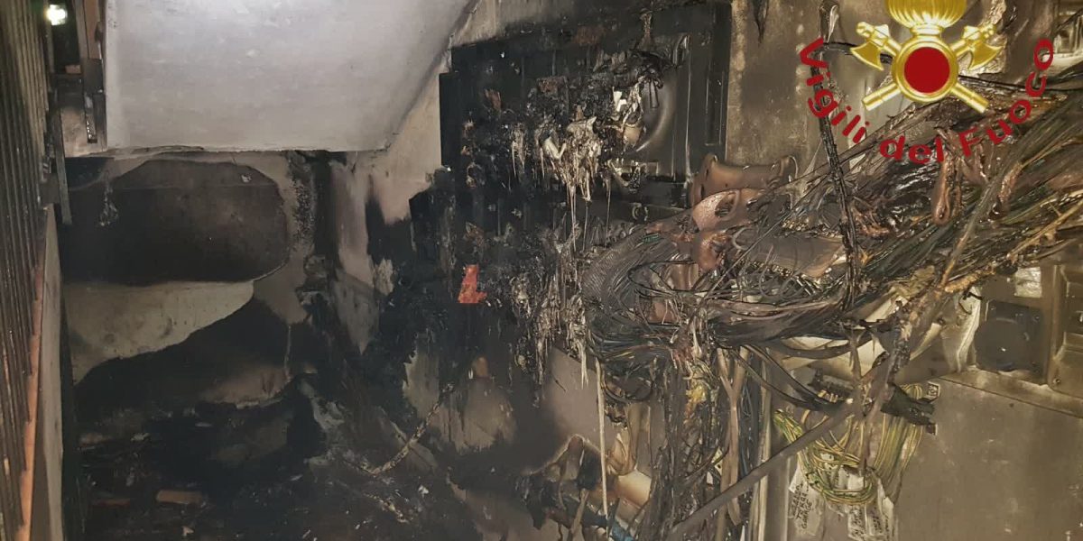 Fiamme dai contatori, intossicati madre e figlio