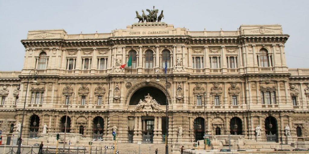 «Abusi su una bimba»: la Cassazione “cancella” tutto