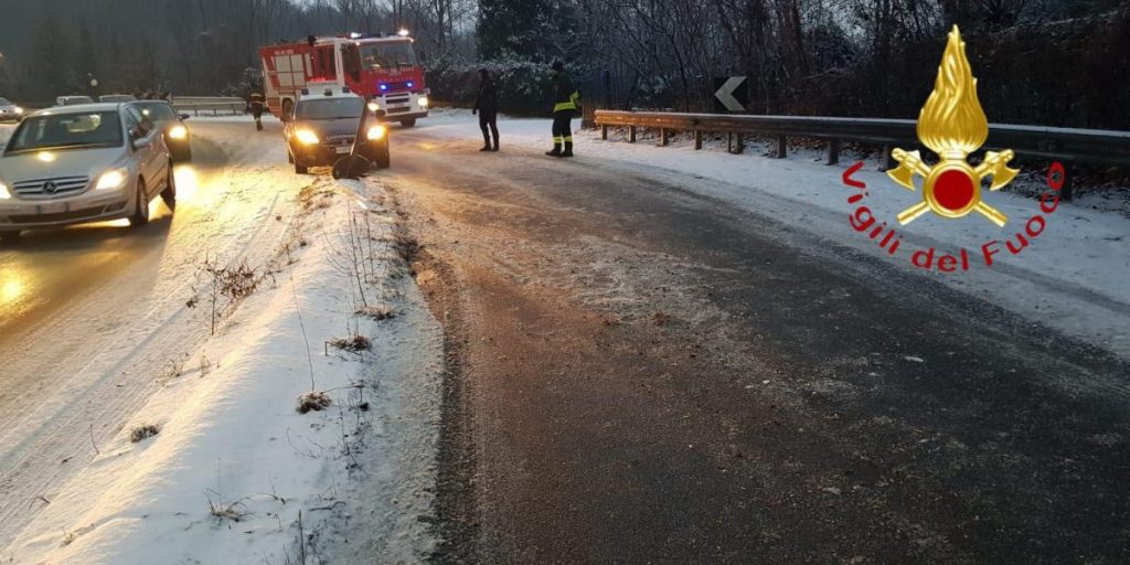 Ghiaccio a Cucciago, scontro  auto e camion