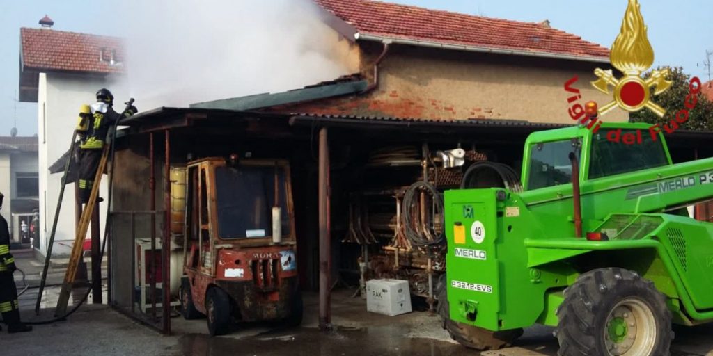 Mozzate, a fuoco una legnaia