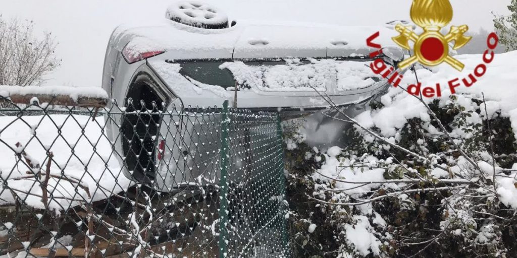 Auto ribaltata per la neve: vigili del fuoco in soccorso tra Dongo e Garzeno