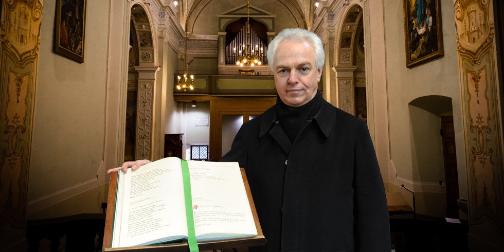 I “suggerimenti” e le stilettate del parroco di Grandate: «I sacerdoti accolgano i migranti in casa»