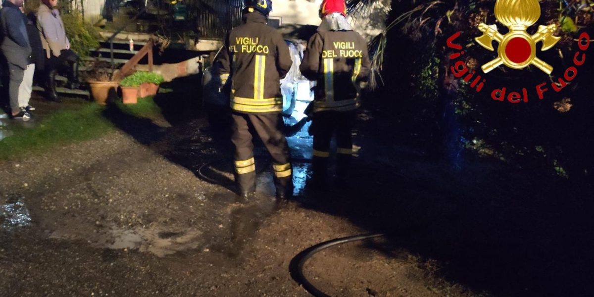 Auto in fiamme nella notte a Cantù