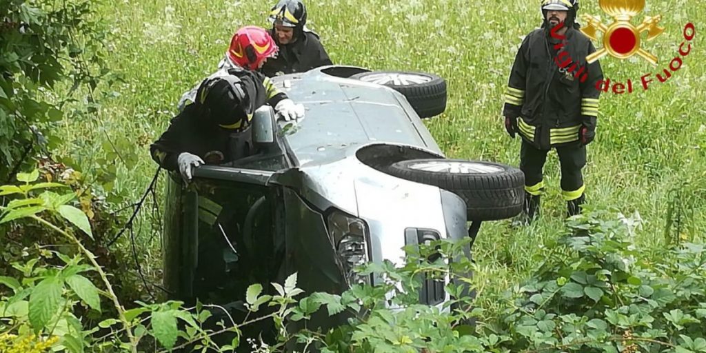 Cadorago: esce di strada e si ribalta nei campi. Soccorso dai vigili del fuoco