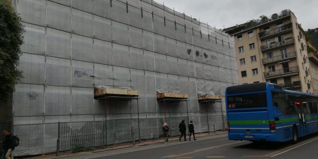 Graffitari in azione anche all’ex Politeama