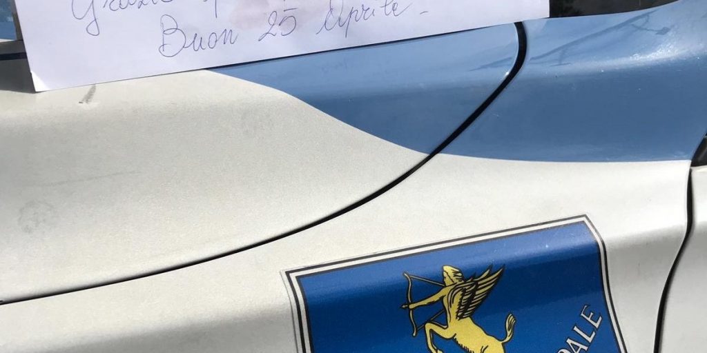 Biscotti, caffè e ringraziamenti alla Stradale in servizio a Laglio