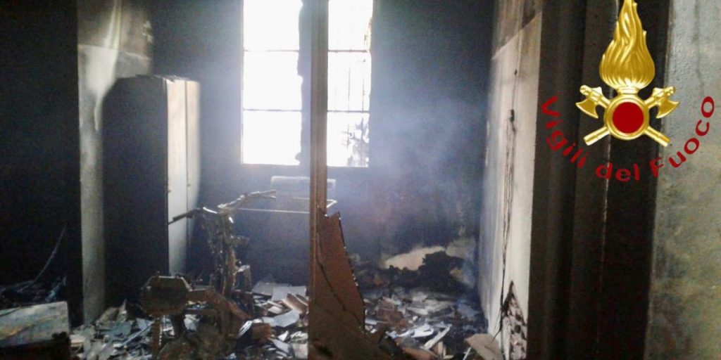 Fiamme in un’officina in via Vandelli. Rogo domato in mattinata