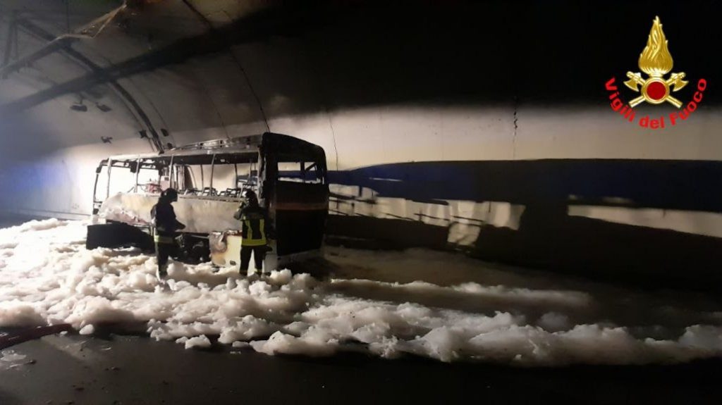 Pullman in fiamme: paura nel Lecchese per una comitiva di bambini di Lipomo