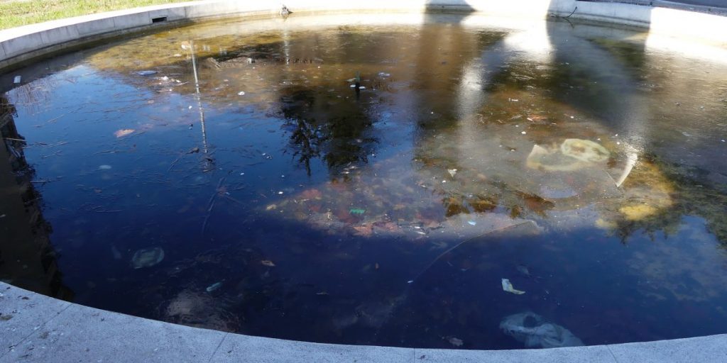 La fontana di Camerlata abbandonata. L’opera   preda di smog e trascuratezza