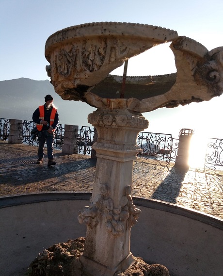 Botti di Capodanno, distrutta la fontana del lungolago di Menaggio