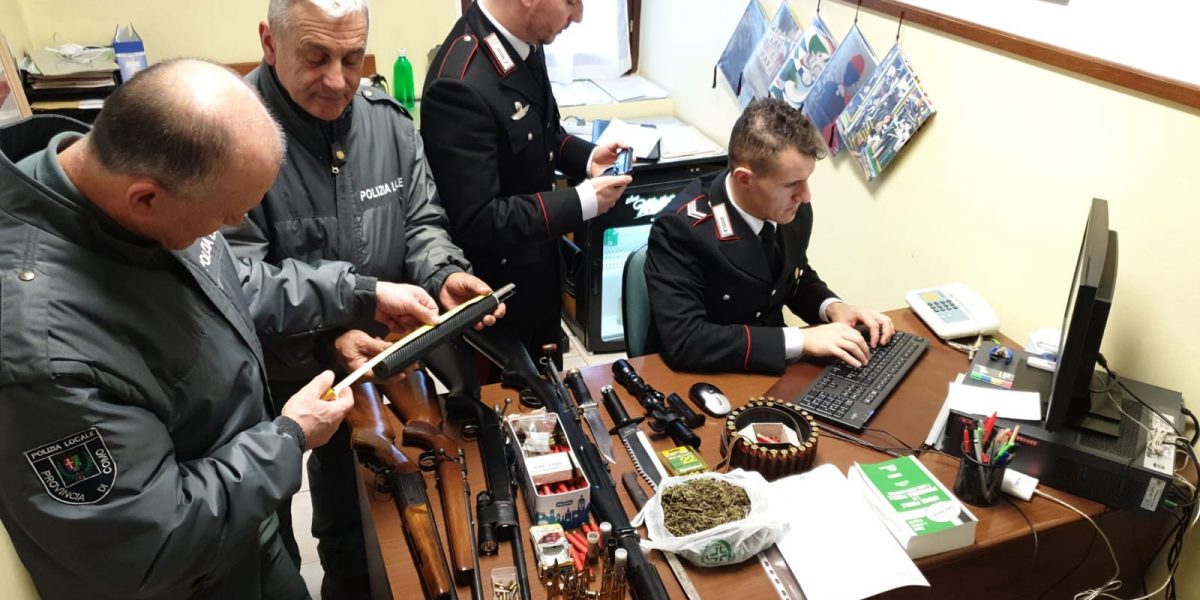 Carabine, munizioni, silenziatori e droga: blitz in una baita dell’Altolago