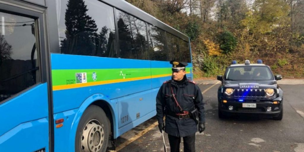 Molesta le studentesse sul bus per la Valle Intelvi: arrestato 49enne