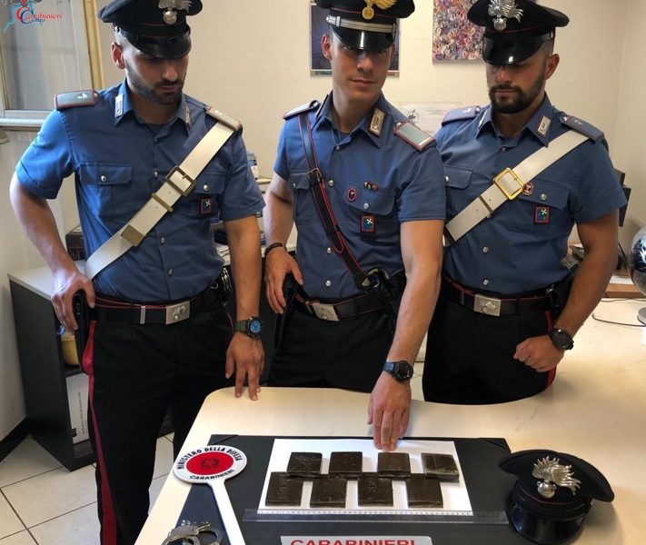 Cantù, 26enne arrestato per droga. Aveva nascosto nel bosco 776 grammi di hashish