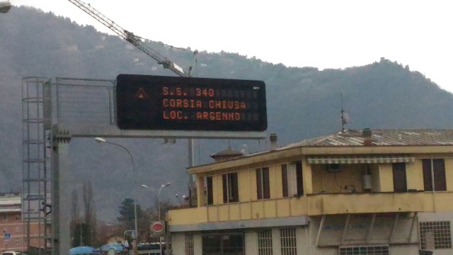 Corsia chiusa ad “Argenno”. L’Anas sbaglia pure il nome