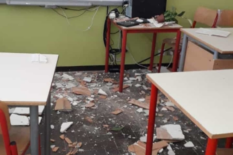 Calcinacci alla media  di Albate, rischio chiusura fino a gennaio. I genitori chiedono più sicurezza