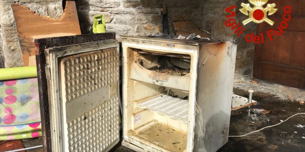 Fiamme dal frigorifero, paura in una villetta