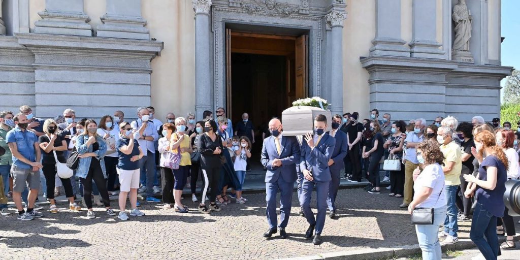 Lurate Caccivio, addio tra le lacrime al giovane Simon