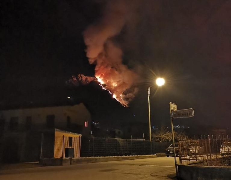 Furioso incendio sopra Carlazzo, brucia il Monte Pidagia