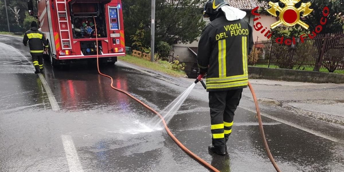 Camion sversa gasolio sulla provinciale