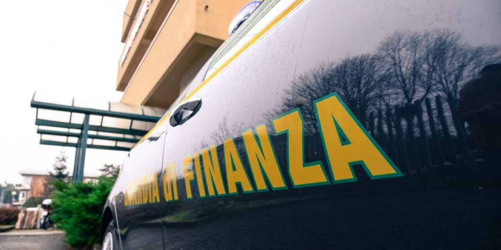 Alla guida dell’auto senza la patente. Dai controlli spuntano gli stupefacenti