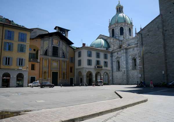 Aggredita di notte in piazza Grimoldi e minacciata con una bottiglia: c’è un fermo