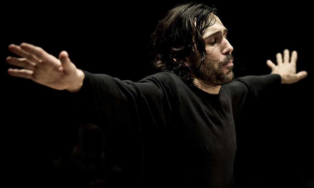 Christian Poggioni porta Socrate in tournée a Vallo della Lucania