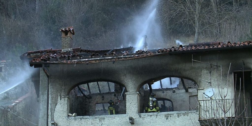 Incendio a Valbrona: casa distrutta, nessun ferito