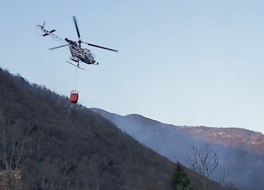Gera Lario,  incendio ancora in “bonifica”
