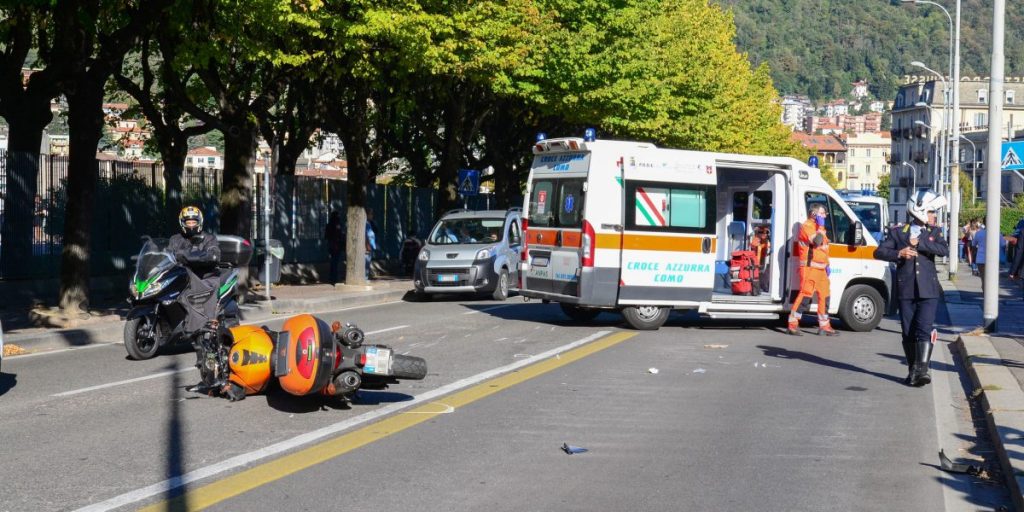 Attraversa la strada sul lungolago di Como: travolta da una moto