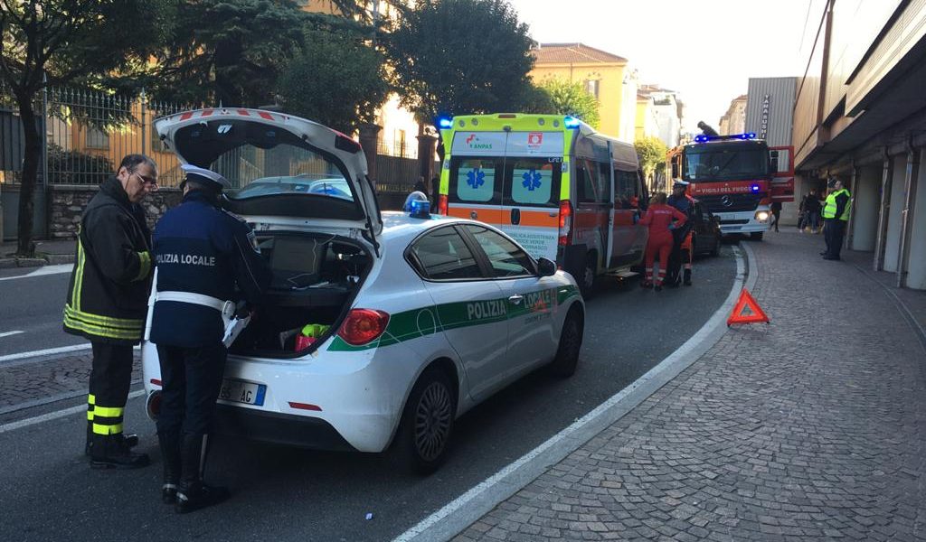 Como, auto contro un albero in via Dante