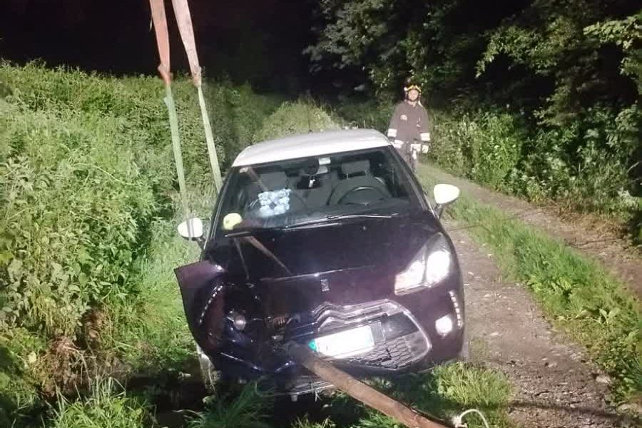 Auto fuoristrada abbatte un palo della luce