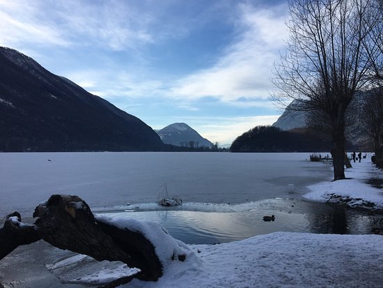 Lago del Piano, finisce in acqua mentre pattina. Salvato dall’elisoccorso