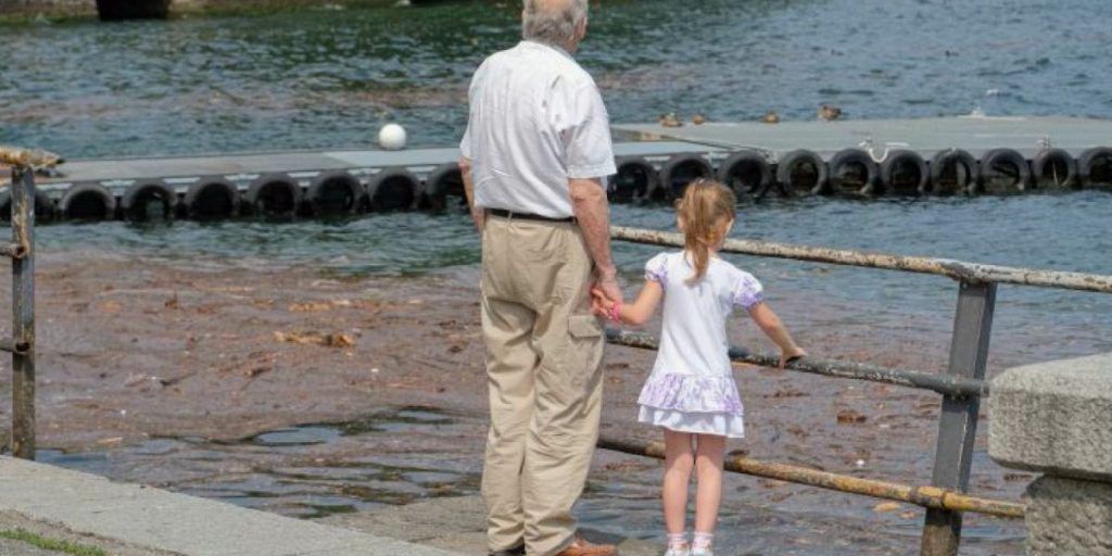 Il Lago pieno di rifiuti, ma l’accordo per il battello spazzino è una bozza