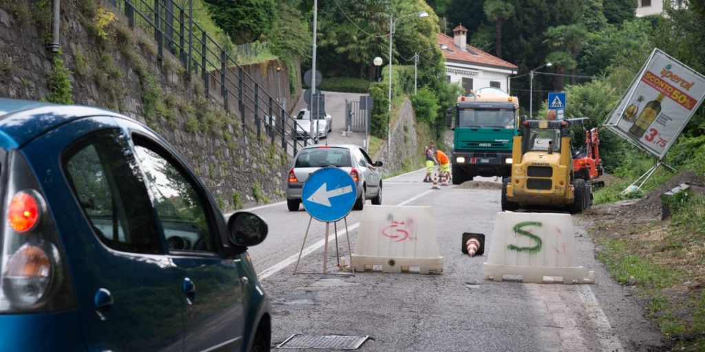 Code e caos per i lavori in via Nino Bixio. Si prosegue anche domani