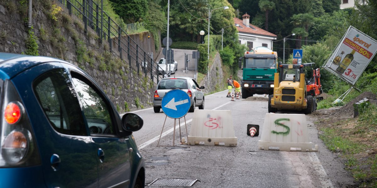 Code e caos per i lavori in via Nino Bixio. Si prosegue anche domani