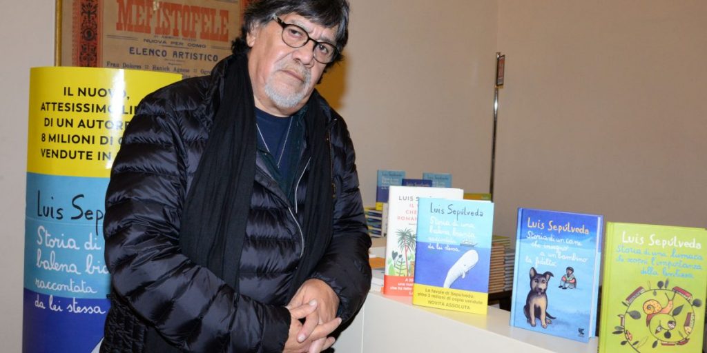 Bagno di folla al Sociale per lo scrittore cileno Luis Sepúlveda