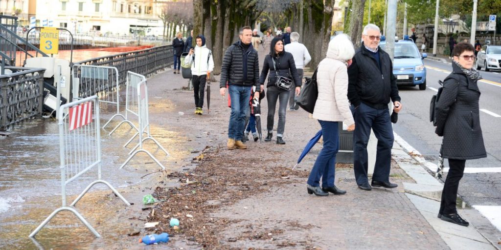 Innalzamento del lago, a Como transennato il marciapiede in piazza Cavour