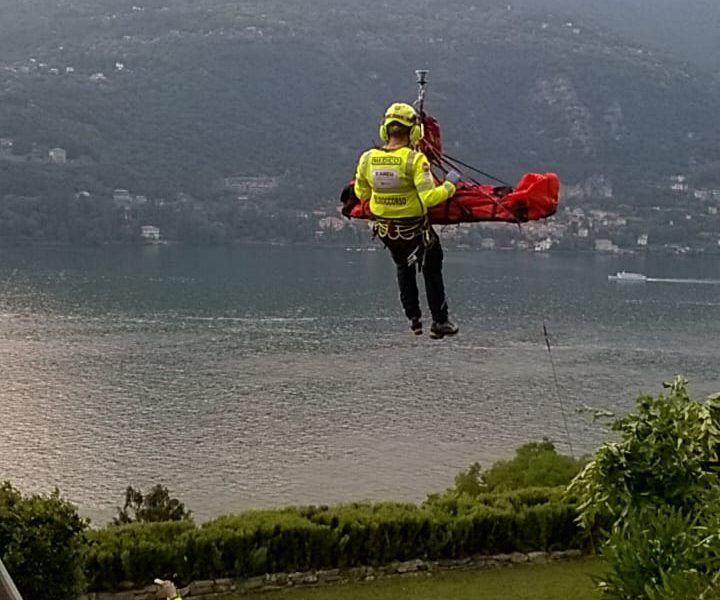 Blevio, operaio cade da un’impalcatura, salvato dall’elicottero